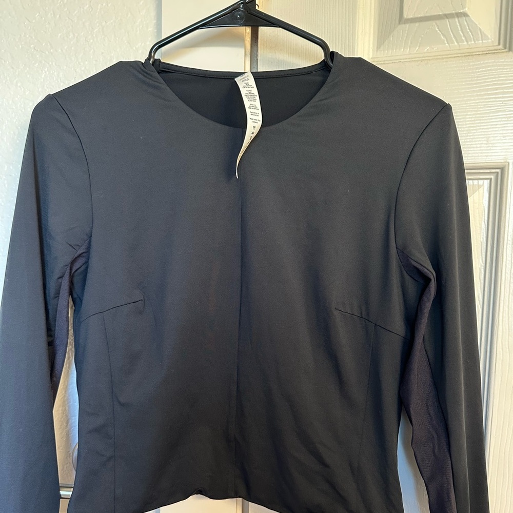 EUC lululemon athletica Black Fitted Crop Long Sleeve Top - Picture 5 of 5